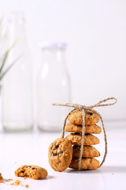 A small stack of cookies tied with string (stock photo)